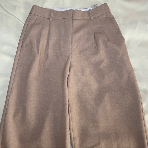 Aritzia- The Effortless Pant (Re)ssential in Heather Saville Size 4 Tan Cream - Picture 3 of 9